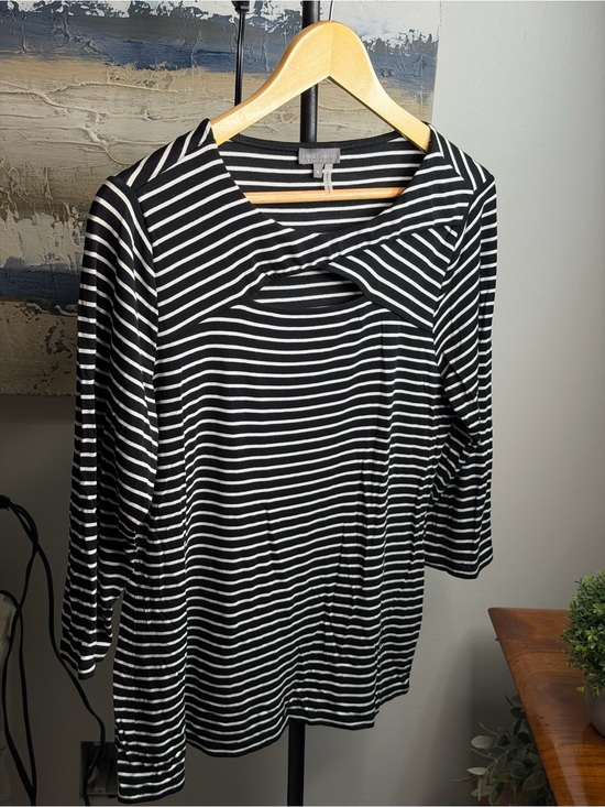 Vince Camuto Dresses & Skirts - Vince Camuto | Tops | 34 Sleeve

Black And White Striped Shirt...